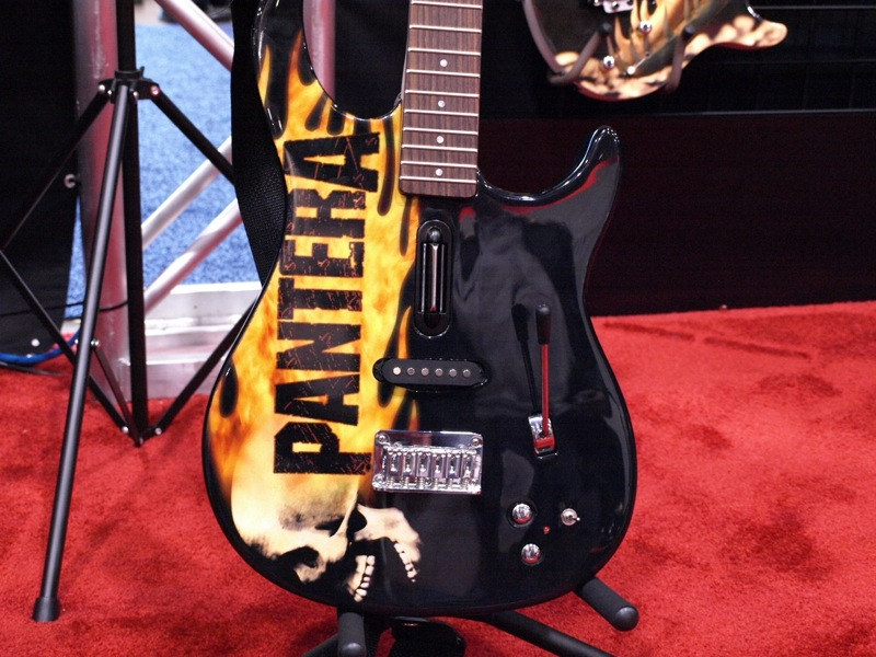 Illustration for article titled Real Peavey Riffmaster Guitar Takes Guitar Hero Rocking to the Extreme
